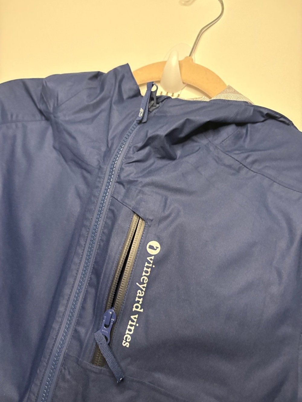 VINEYARD VINES BOYS PERFORMANCE HOODED RAIN JACKET NAVY BLUE! - Picture 5 of 8